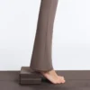 Pantalones acampanados de talle alto Comfortlux con cintura drapeada Pantalones acampanados de talle alto Comfortlux con cintura drapeada