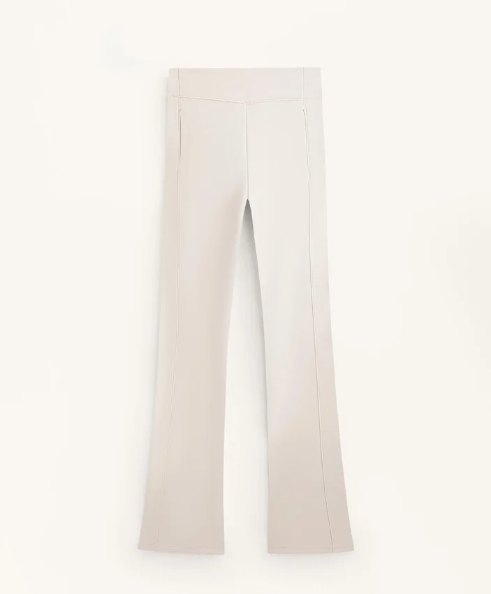 Pantalones acampanados de talle alto con bolsillos Pantalones acampanados de talle alto con bolsillos