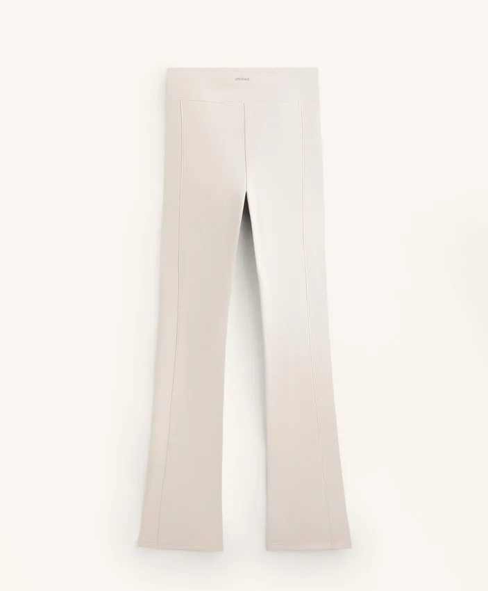 Pantalones acampanados de talle alto con bolsillos Pantalones acampanados de talle alto con bolsillos