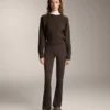 Pantalones acampanados de talle alto con bolsillos