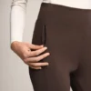 Pantalones acampanados de talle alto con bolsillos