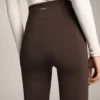 Pantalones acampanados de talle alto con bolsillos