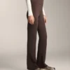 Pantalones acampanados de talle alto con bolsillos