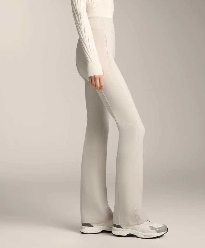 Pantalones acampanados de talle alto con bolsillos Pantalones acampanados de talle alto con bolsillos