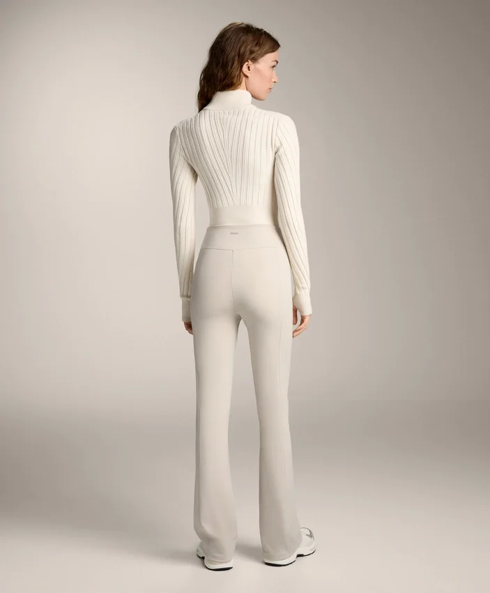Pantalones acampanados de talle alto con bolsillos Pantalones acampanados de talle alto con bolsillos