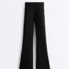Pantalones acampanados de talle alto con efecto neopreno