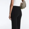 Pantalones acampanados de talle alto con efecto neopreno