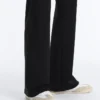 Pantalones acampanados de talle alto con efecto neopreno