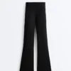 Pantalones acampanados de talle alto con efecto neopreno