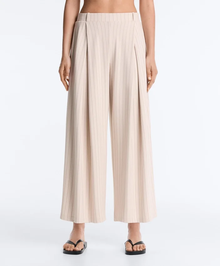 Pantalones cortos de pierna ancha con pliegues y rayas Pantalones cortos de pierna ancha con pliegues y rayas
