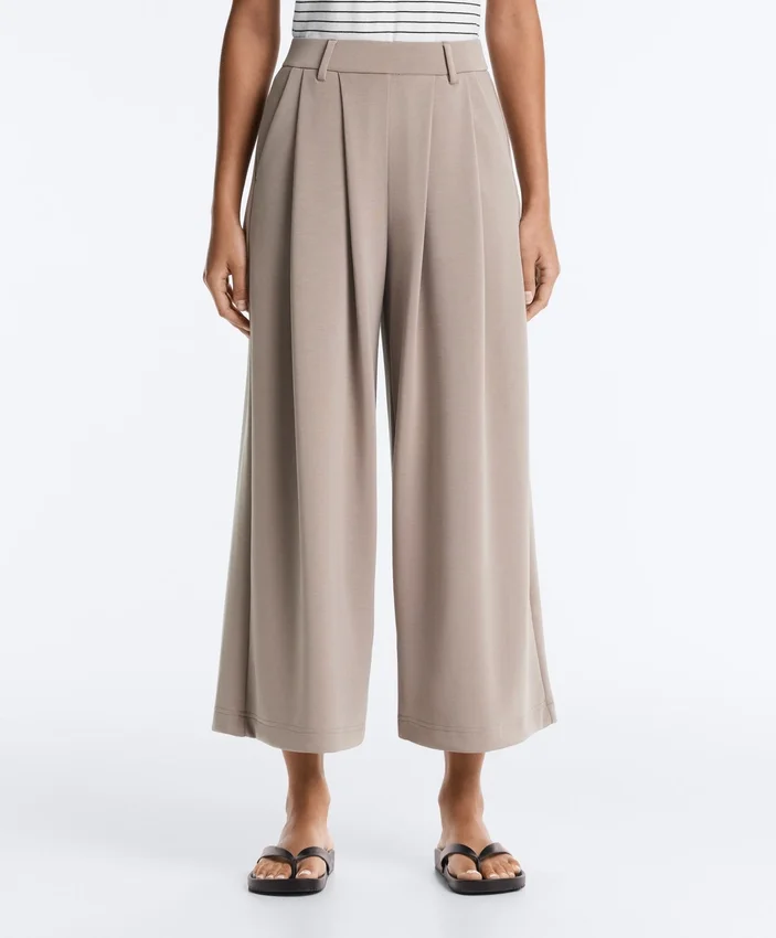 Pantalones cortos de pierna ancha con tacto Soft Touch y modal con pliegues Pantalones cortos de pierna ancha con tacto Soft Touch y modal con pliegues