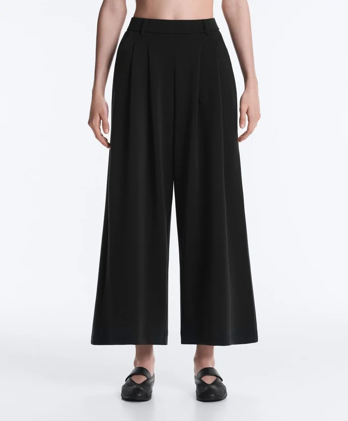 Pantalones cortos de pierna ancha con tacto Soft Touch y modal con pliegues Pantalones cortos de pierna ancha con tacto Soft Touch y modal con pliegues