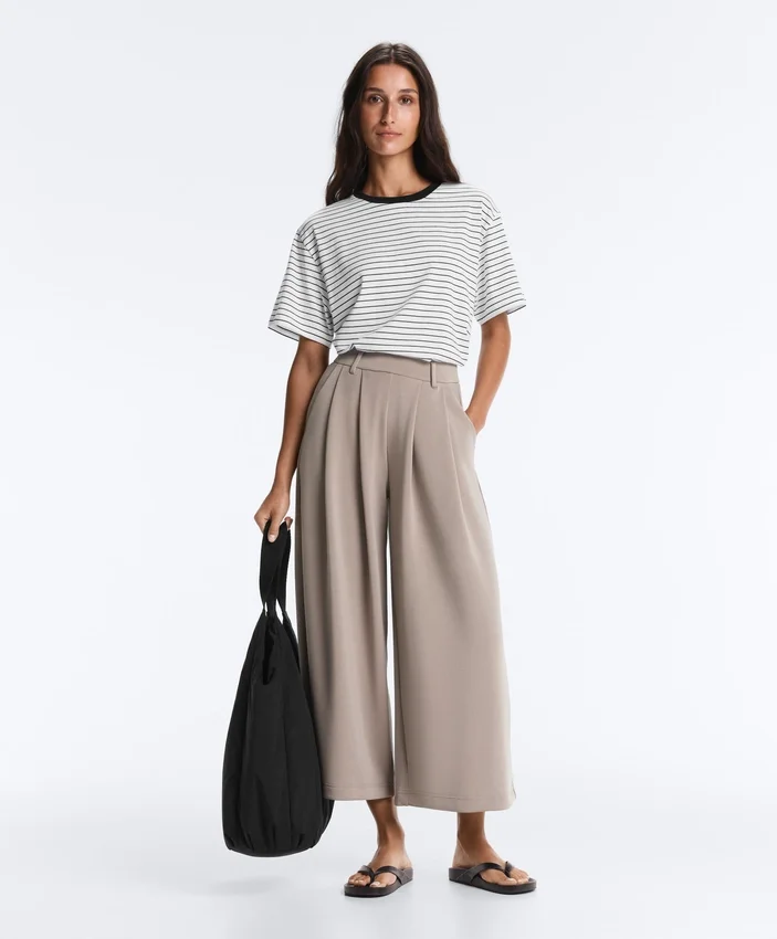 Pantalones cortos de pierna ancha con tacto Soft Touch y modal con pliegues Pantalones cortos de pierna ancha con tacto Soft Touch y modal con pliegues