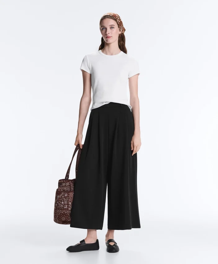 Pantalones cortos de pierna ancha con tacto Soft Touch y modal con pliegues Pantalones cortos de pierna ancha con tacto Soft Touch y modal con pliegues