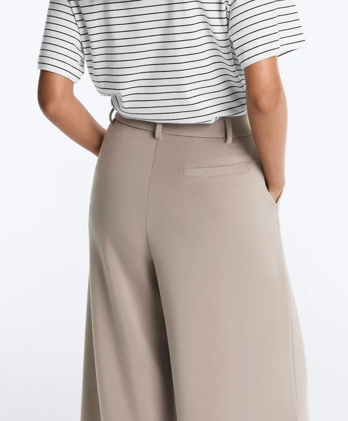 Pantalones cortos de pierna ancha con tacto Soft Touch y modal con pliegues Pantalones cortos de pierna ancha con tacto Soft Touch y modal con pliegues