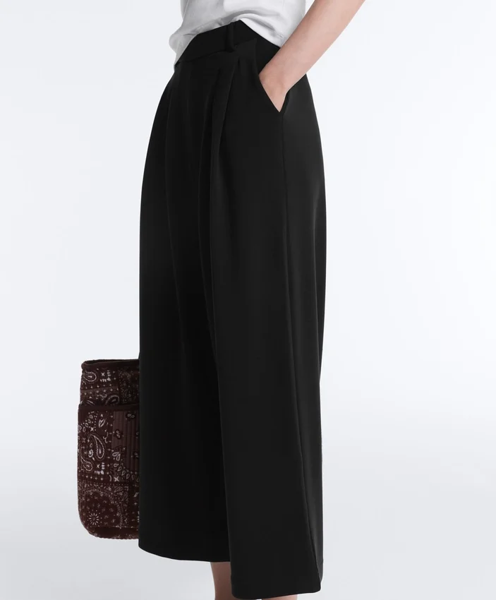 Pantalones cortos de pierna ancha con tacto Soft Touch y modal con pliegues Pantalones cortos de pierna ancha con tacto Soft Touch y modal con pliegues