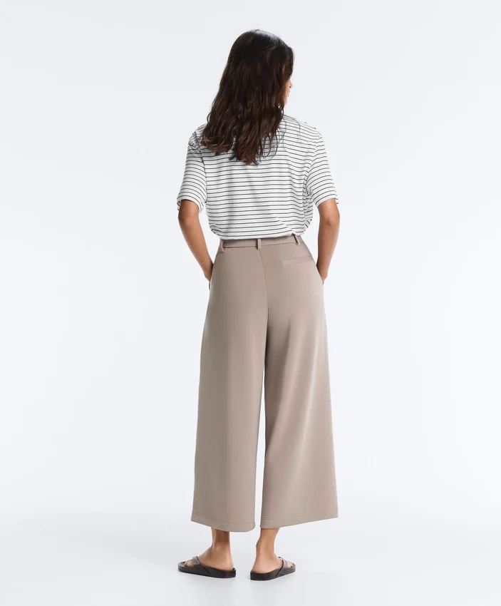 Pantalones cortos de pierna ancha con tacto Soft Touch y modal con pliegues Pantalones cortos de pierna ancha con tacto Soft Touch y modal con pliegues