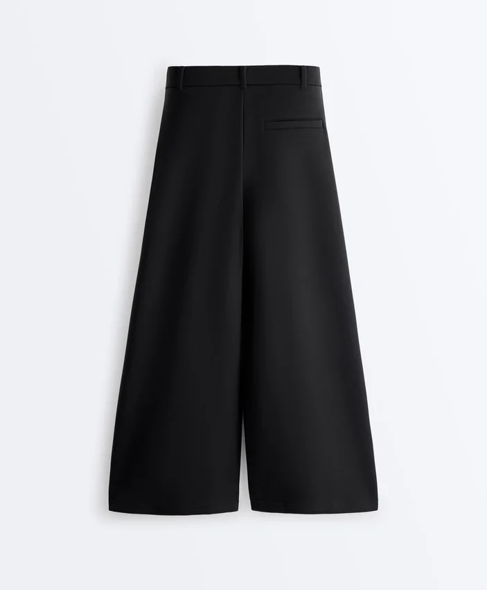 Pantalones cortos de pierna ancha con tacto Soft Touch y modal con pliegues Pantalones cortos de pierna ancha con tacto Soft Touch y modal con pliegues