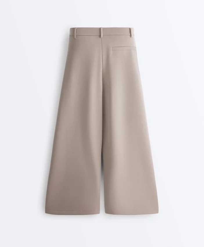 Pantalones cortos de pierna ancha con tacto Soft Touch y modal con pliegues Pantalones cortos de pierna ancha con tacto Soft Touch y modal con pliegues