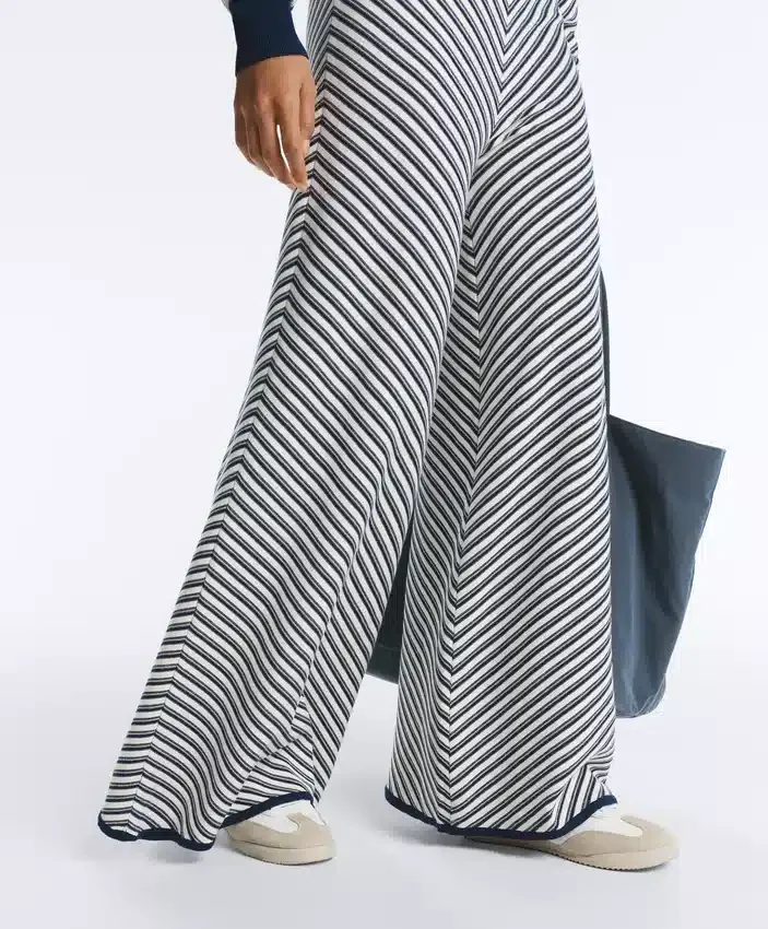 Pantalones de punto de pierna ancha con rayas diagonales Pantalones de punto de pierna ancha con rayas diagonales