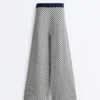 Pantalones de punto de pierna ancha con rayas diagonales Pantalones de punto de pierna ancha con rayas diagonales
