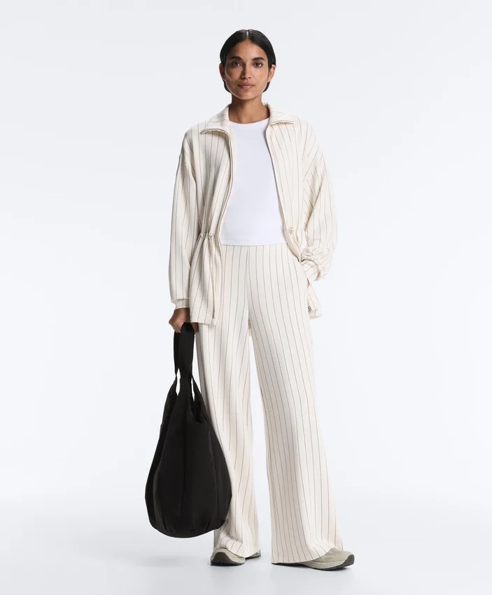 Chaqueta larga a rayas con cintura ajustable y modal Soft Touch Chaqueta larga a rayas con cintura ajustable y modal Soft Touch