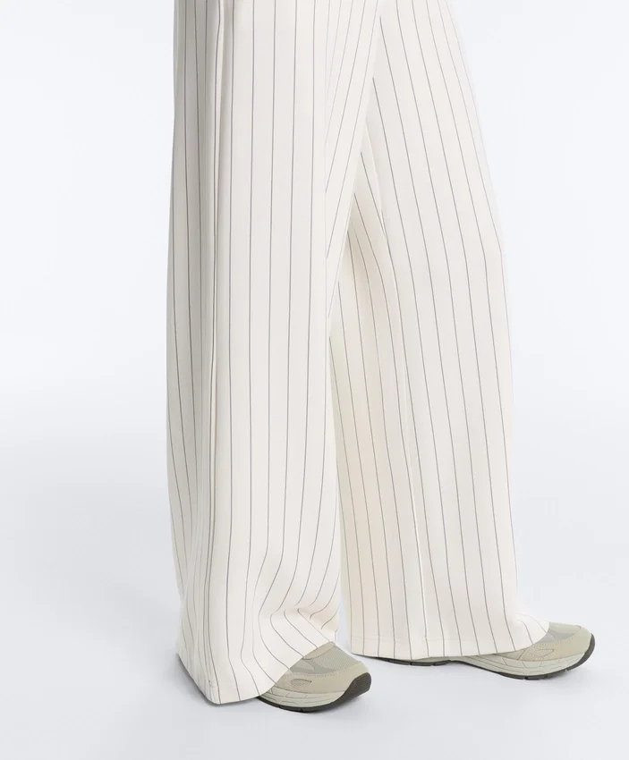 Pantalones de talle alto de pierna ancha con rayas finas y tacto Soft Touch Pantalones de talle alto de pierna ancha con rayas finas y tacto Soft Touch