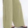 Pantalones de talle alto de pierna ancha con rayas finas y tacto Soft Touch Pantalones de talle alto de pierna ancha con rayas finas y tacto Soft Touch