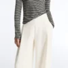Pantalones de tiro alto de sarga y pierna ancha con pliegues