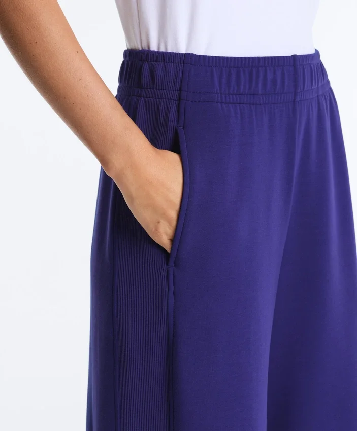 Pantalones rectos de pierna ancha con ribete y modal cepillado Pantalones rectos de pierna ancha con ribete y modal cepillado