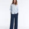 Pantalones rectos de sarga con cinta lateral Pantalones rectos de sarga con cinta lateral