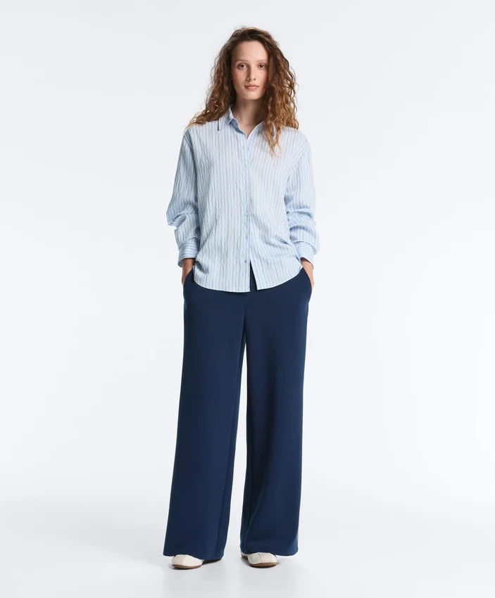 Pantalones rectos de sarga con cinta lateral Pantalones rectos de sarga con cinta lateral