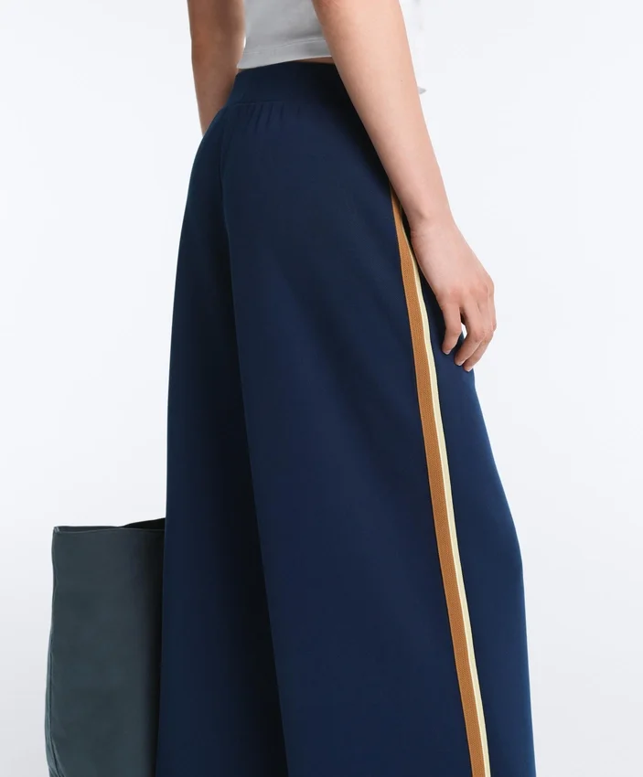 Pantalones rectos de sarga con cinta lateral Pantalones rectos de sarga con cinta lateral