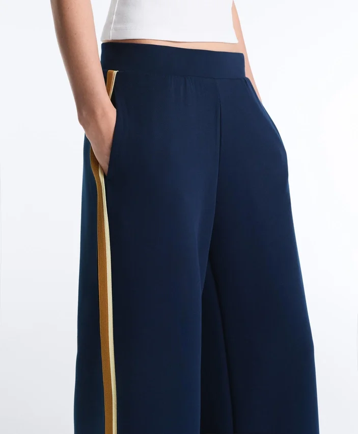 Pantalones rectos de sarga con cinta lateral Pantalones rectos de sarga con cinta lateral