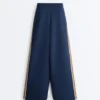 Pantalones rectos de sarga con cinta lateral Pantalones rectos de sarga con cinta lateral