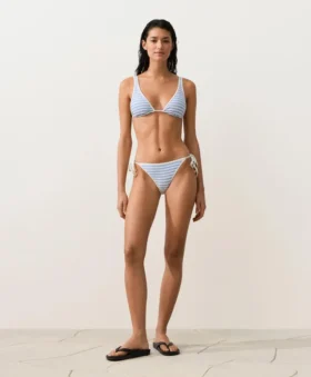 Partes de arriba de bikini triangular con cuello halter y textura a rayas Partes de arriba de bikini triangular con cuello halter y textura a rayas