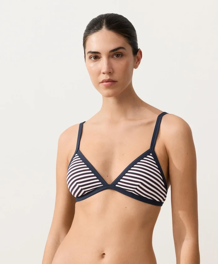 Partes de arriba de bikini triangular con rayas texturizadas Partes de arriba de bikini triangular con rayas texturizadas