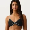 Partes de arriba de bikini triangular con ribete y lazos Partes de arriba de bikini triangular con ribete y lazos