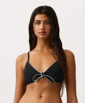 Partes de arriba de bikini triangular con ribete y lazos Partes de arriba de bikini triangular con ribete y lazos