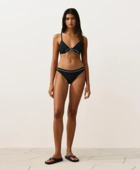 Partes de arriba de bikini triangular con ribete y lazos Partes de arriba de bikini triangular con ribete y lazos