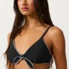 Partes de arriba de bikini triangular con ribete y lazos Partes de arriba de bikini triangular con ribete y lazos