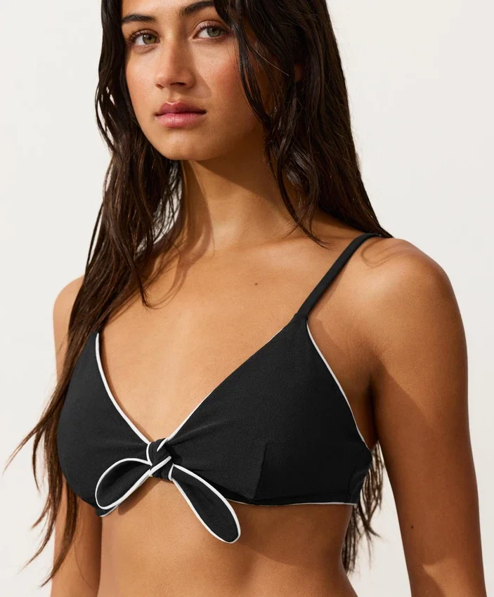 Partes de arriba de bikini triangular con ribete y lazos Partes de arriba de bikini triangular con ribete y lazos