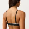 Partes de arriba de bikini triangular con ribete y lazos Partes de arriba de bikini triangular con ribete y lazos
