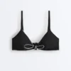 Partes de arriba de bikini triangular con ribete y lazos Partes de arriba de bikini triangular con ribete y lazos