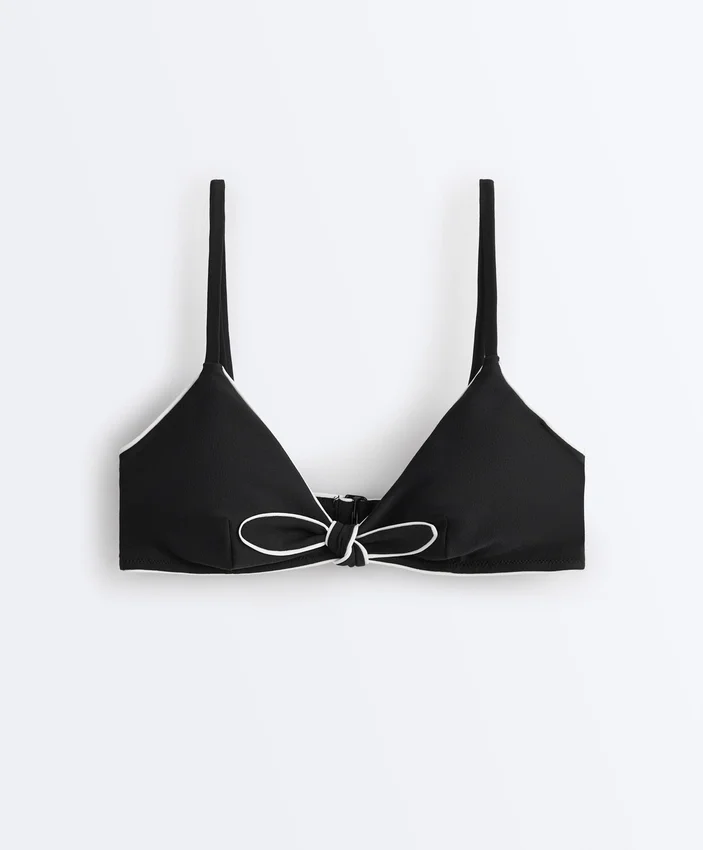 Partes de arriba de bikini triangular con ribete y lazos Partes de arriba de bikini triangular con ribete y lazos