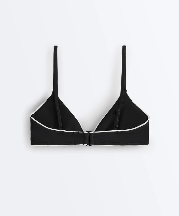 Partes de arriba de bikini triangular con ribete y lazos Partes de arriba de bikini triangular con ribete y lazos