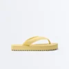 Sandalias de playa con plataforma texturizada Sandalias de playa con plataforma texturizada