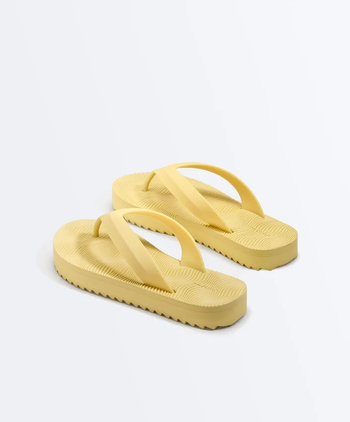 Sandalias de playa con plataforma texturizada Sandalias de playa con plataforma texturizada