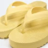 Sandalias de playa con plataforma texturizada Sandalias de playa con plataforma texturizada