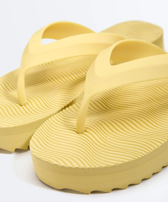Sandalias de playa con plataforma texturizada Sandalias de playa con plataforma texturizada